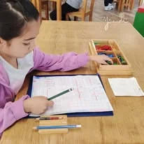 Alumna realizando trabajo académico